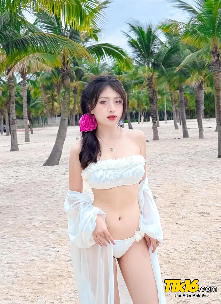 Hạ Nhiên Gãy TV mặc bikini 6